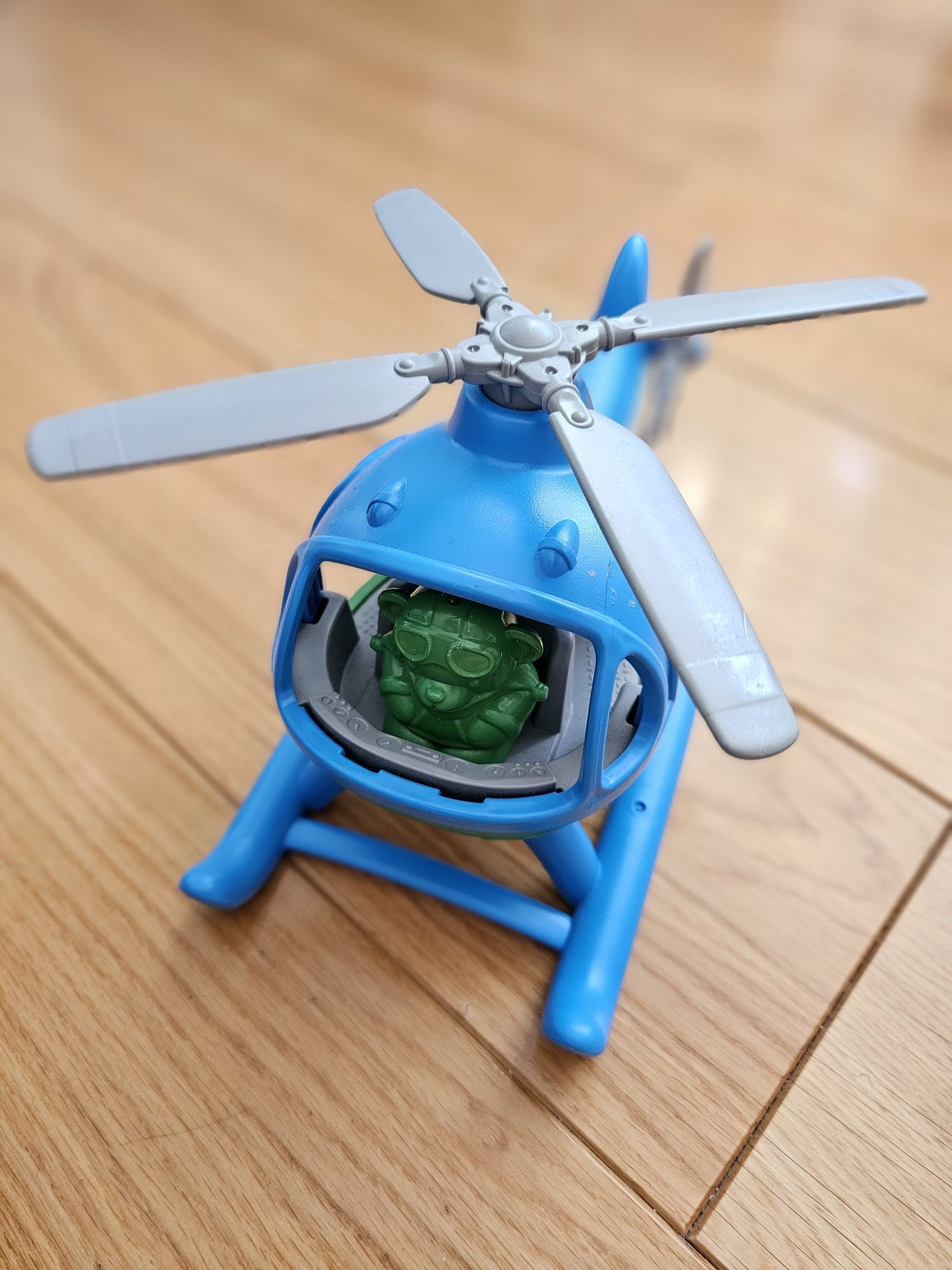 Helikopter Green Toys z misiem pilotem