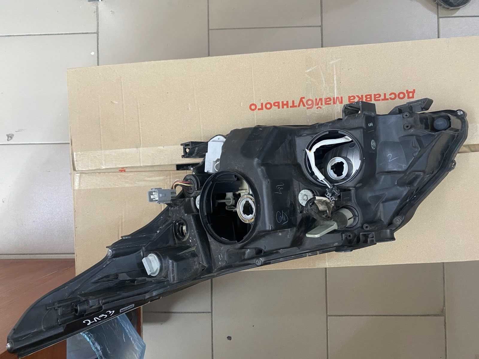 10000-17685 - Toyota avensis Фара права .
