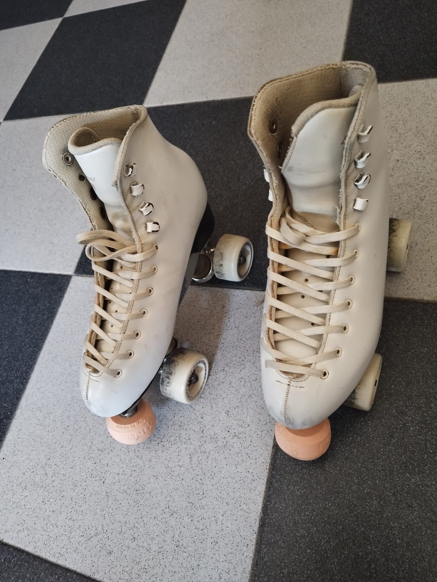 Patins de patinagem artística.