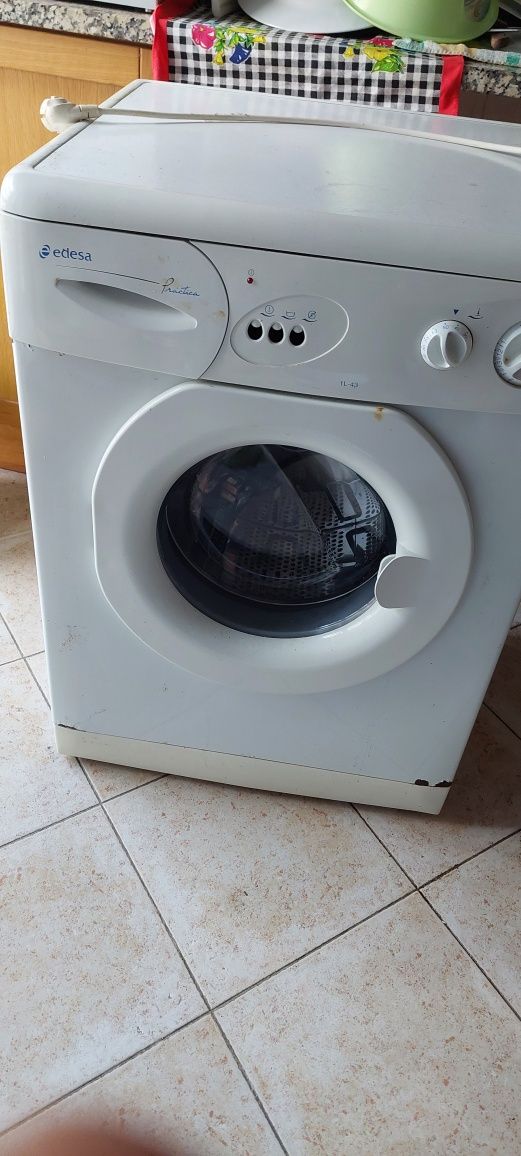 Máquina de lavar roupa Edesa avariada