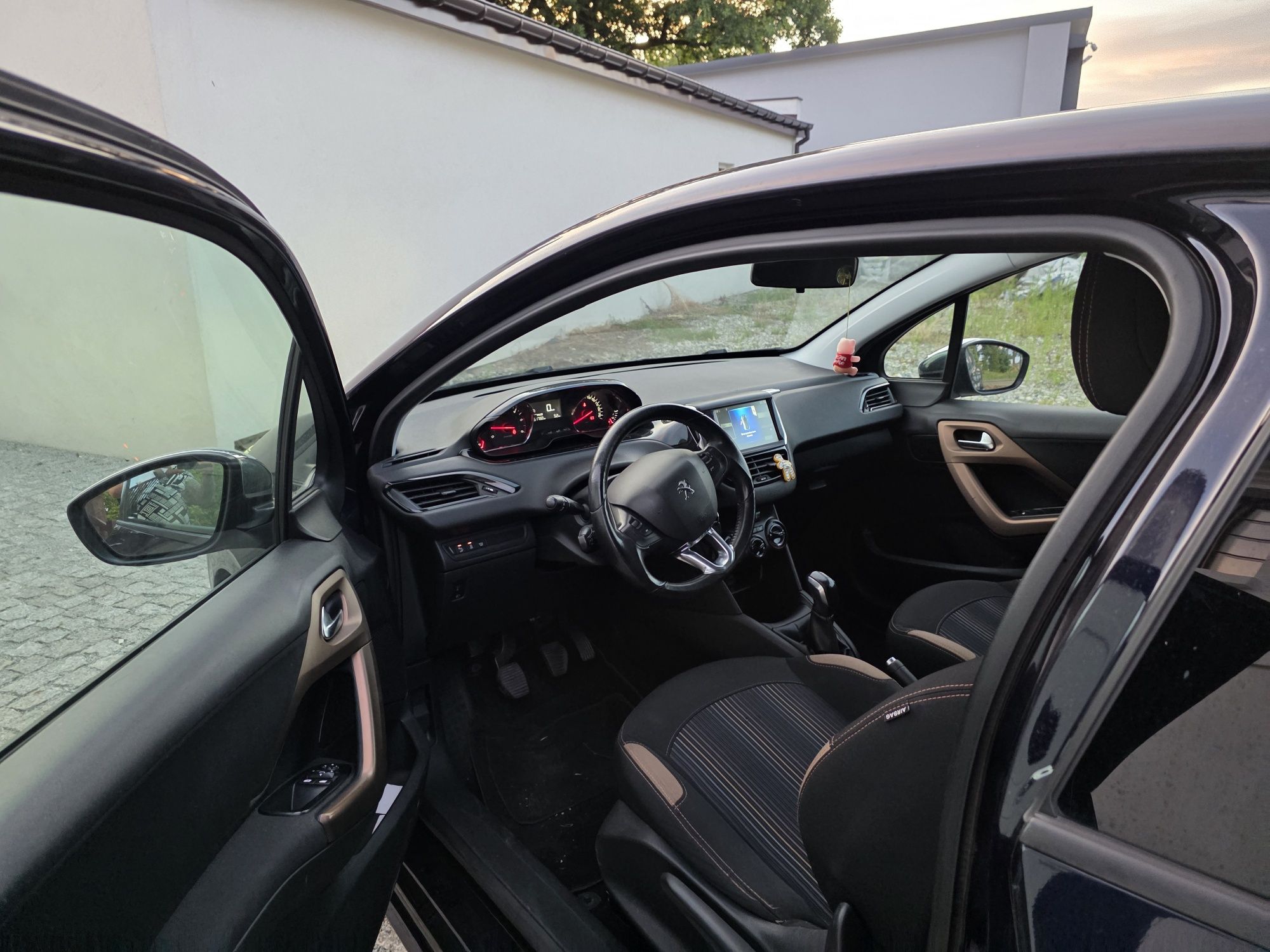 Peugeot 208. 2014 1.6 hdi