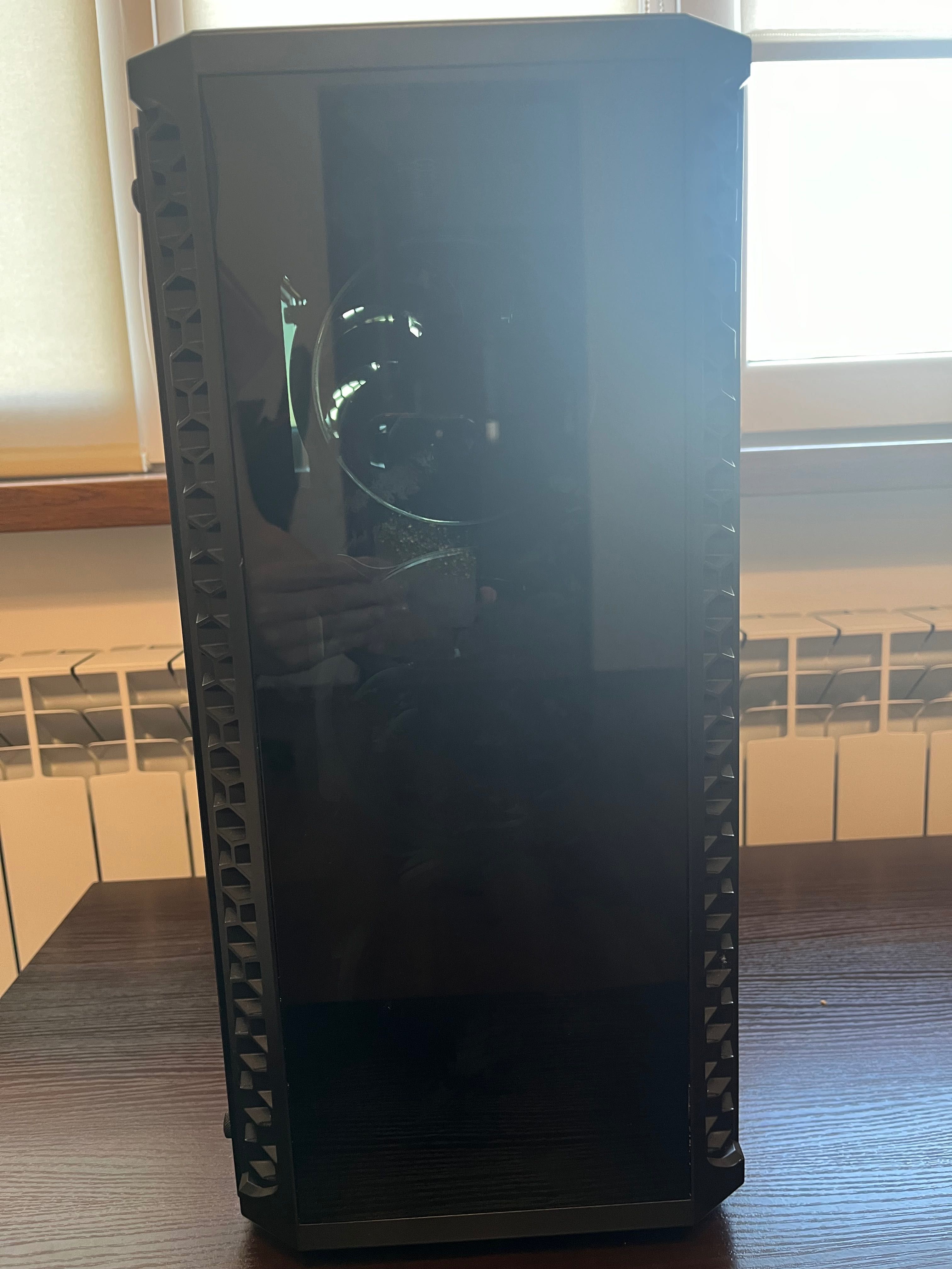 Komputer gamingowy w zestawie z monitorem, klawiaturą, myszką