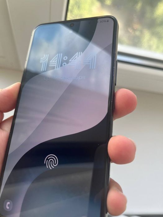 Samsung s22  мелкое недо пятно