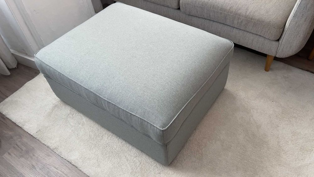 Repousa-pés IKEA KIVIK com arrumação, verde — como novo