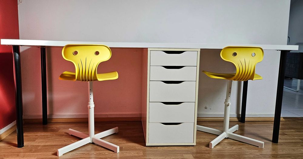 Secretária com gaveta e cadeiras