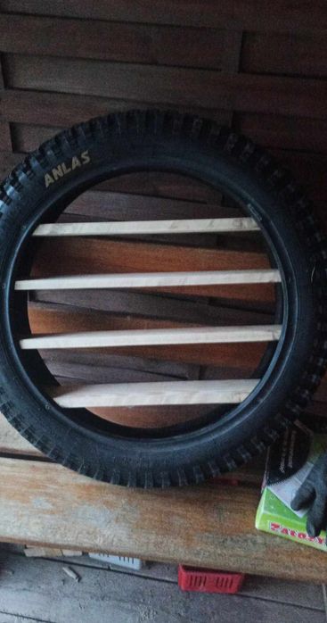 Półka wisząca z opony żużlowej