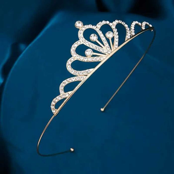 Нежная, красивая диадема