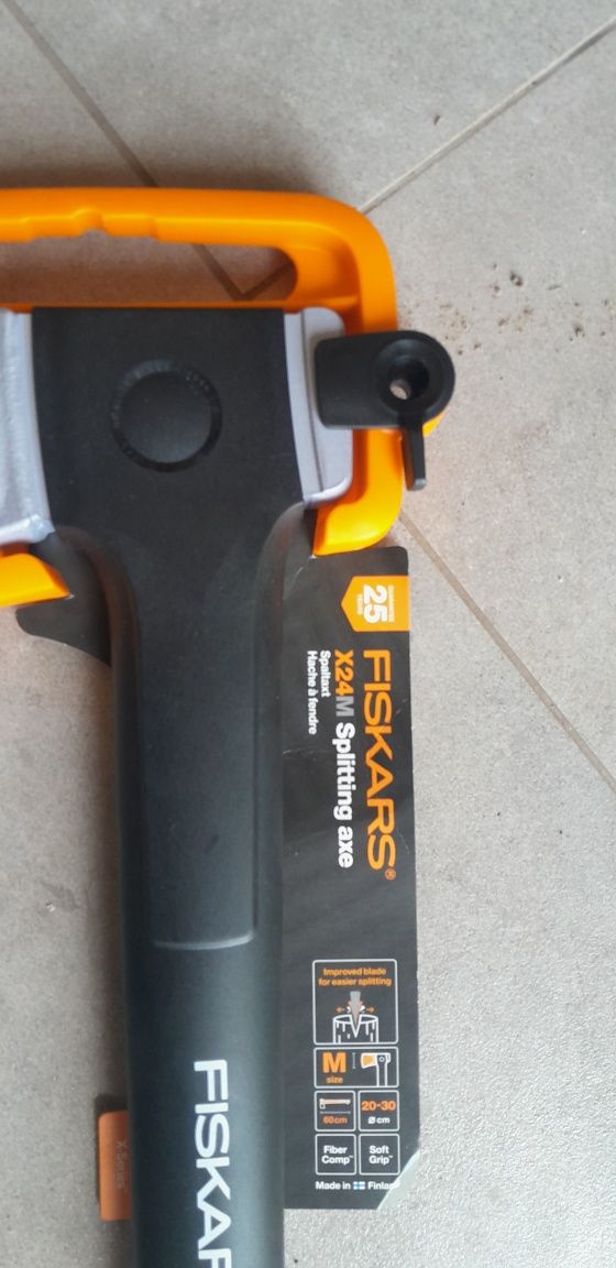 Siekiera fiskars x24