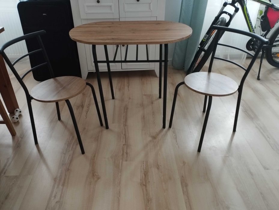 Stolik i dwa krzesła