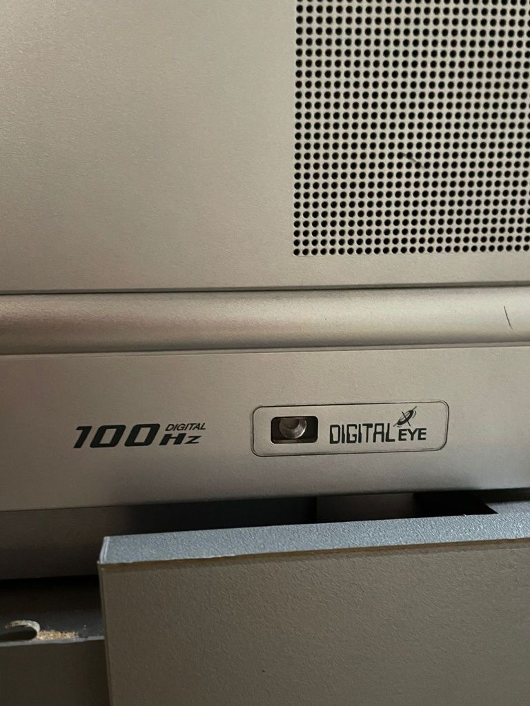 Televisão LG RE-28FZ30RW + Móvel