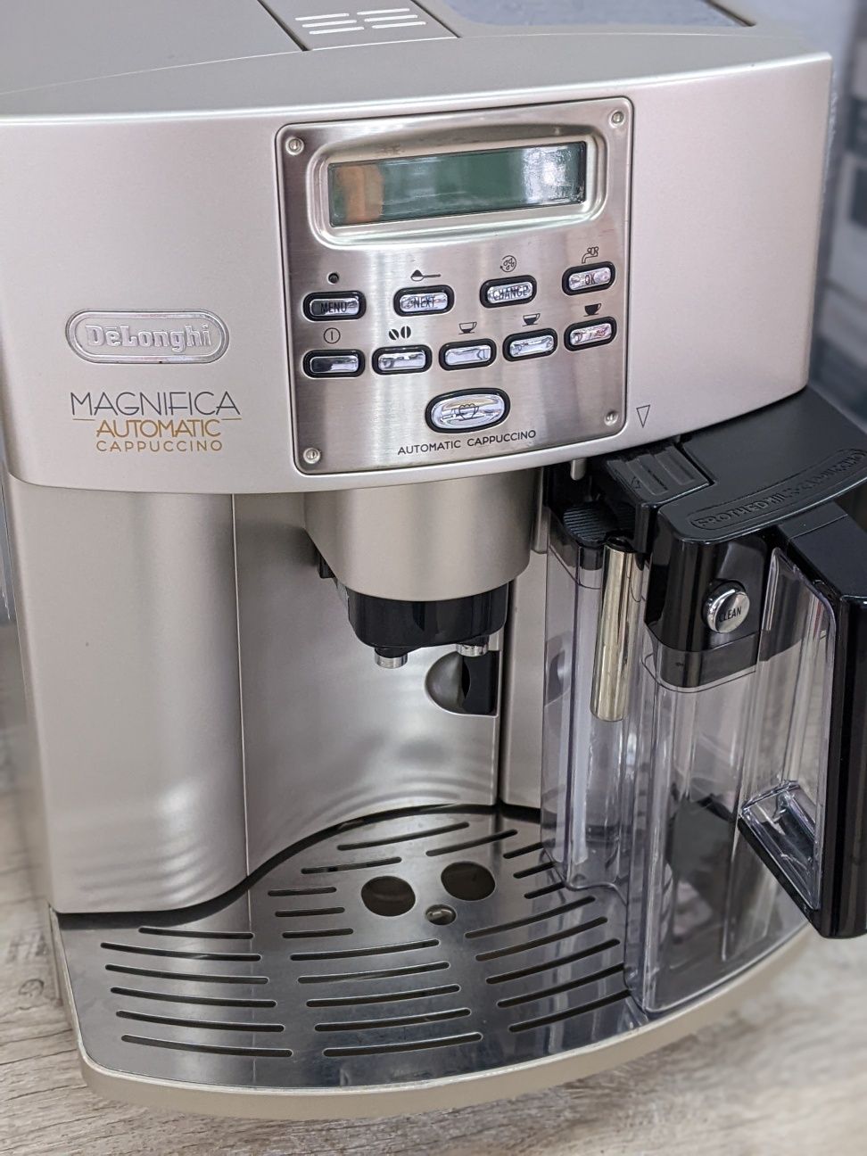 Кавоварка Delonghi Magnifica Cappuccino