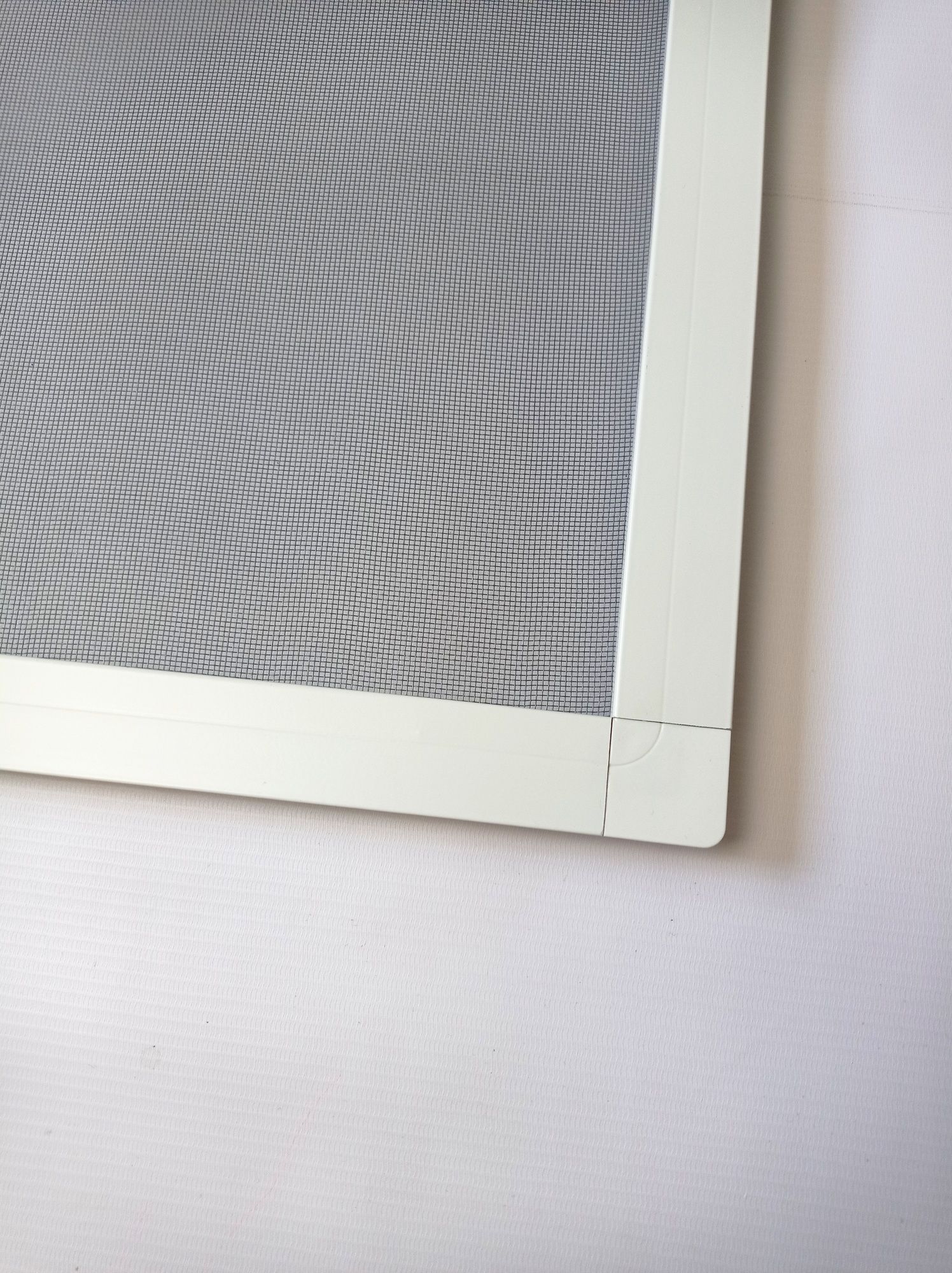 Moskitiery okienne aluminiowe złożone na wymiar - różne kolory