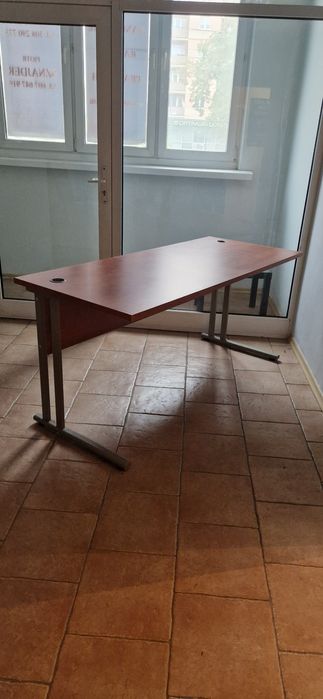 Biurko biurowe z otworami