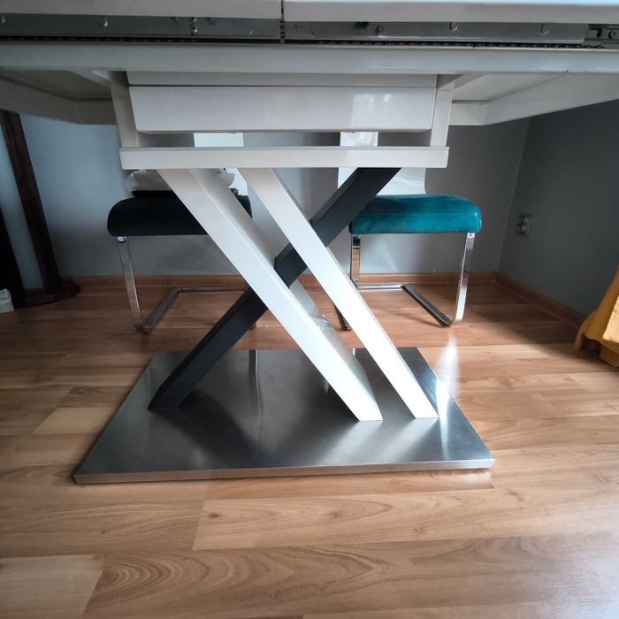 Biały stół z 4 krzesłami