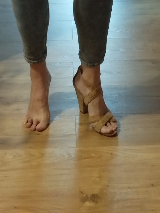 Sandały na obcasie Aldo, rozmiar 41, beżowe korek