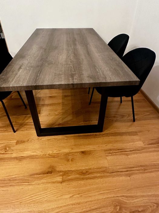 stół loftowy + 4 welurowe krzesła – solidny zestaw do jadalni / salonu