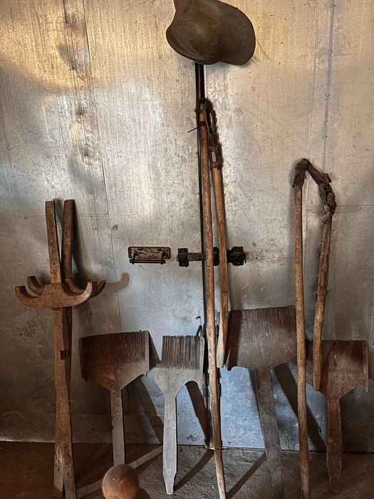 Гребінка для бавовни.  Лампа. Ножиці для вівці. Ваги