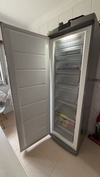 Arca vertical No Frost AEG