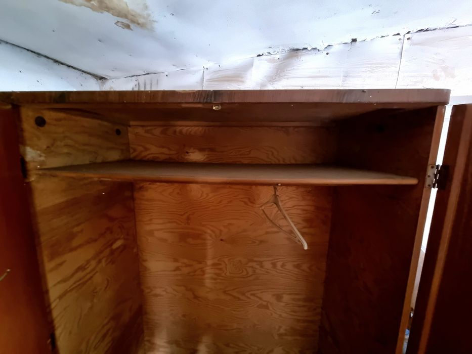 Sprzedam starą szafę.