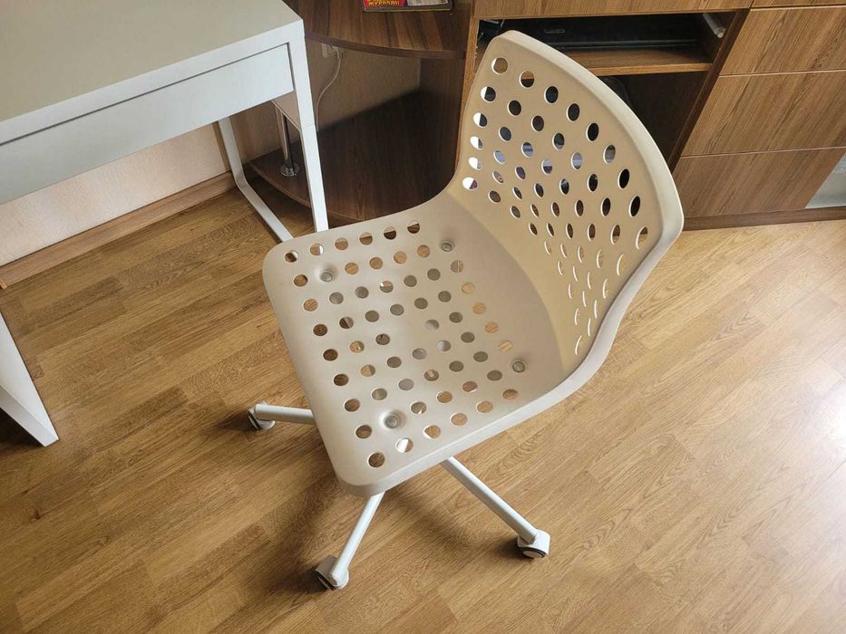Робочий стілець IKEA SKALBERG/SPORREN білий