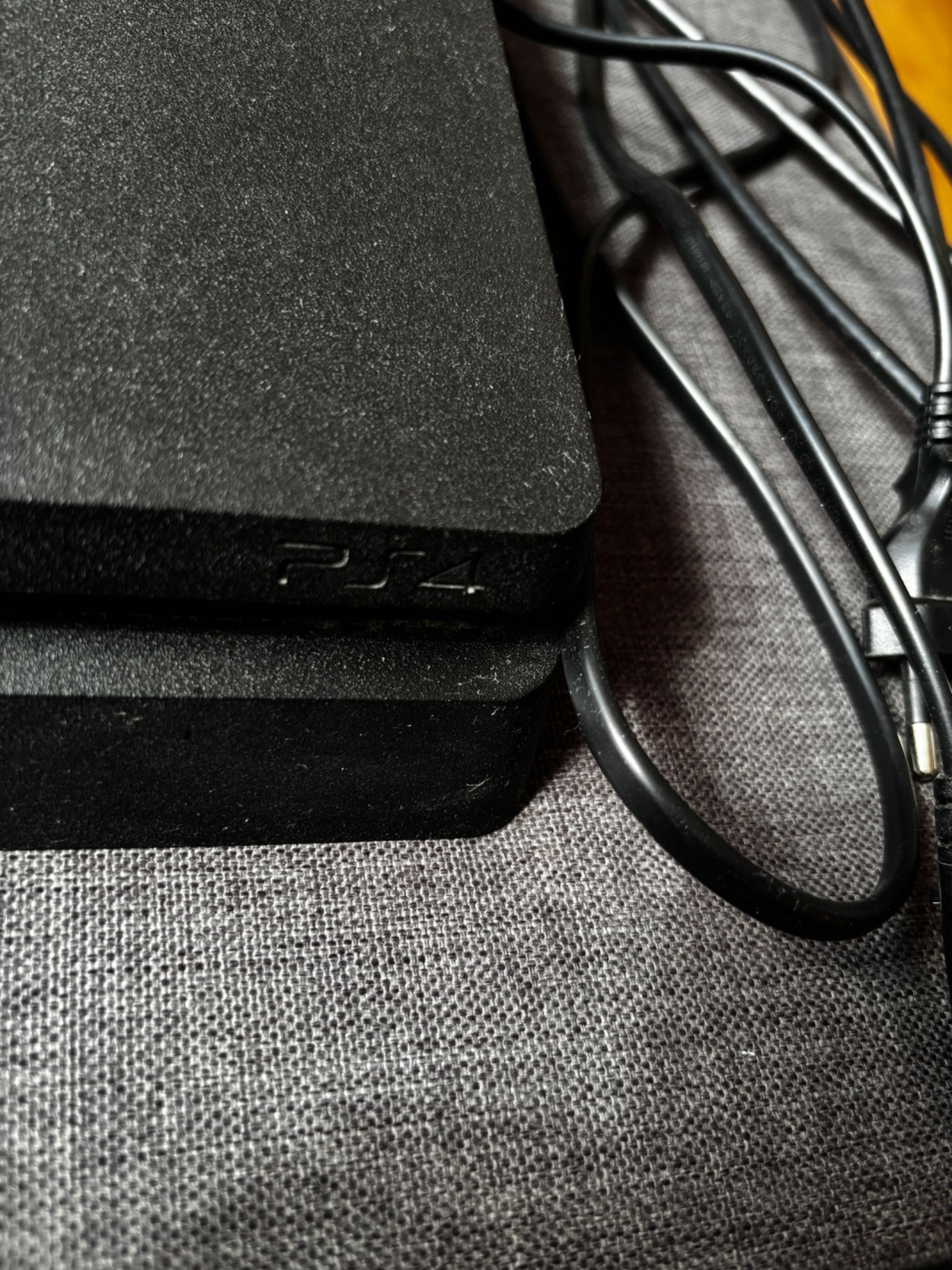 Sprzedam Ps4 1 TB slim