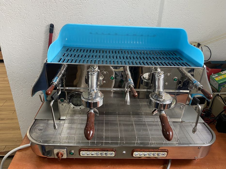 Професійна кавоварка для барів і кафе Elektra Classic Barlume б/в