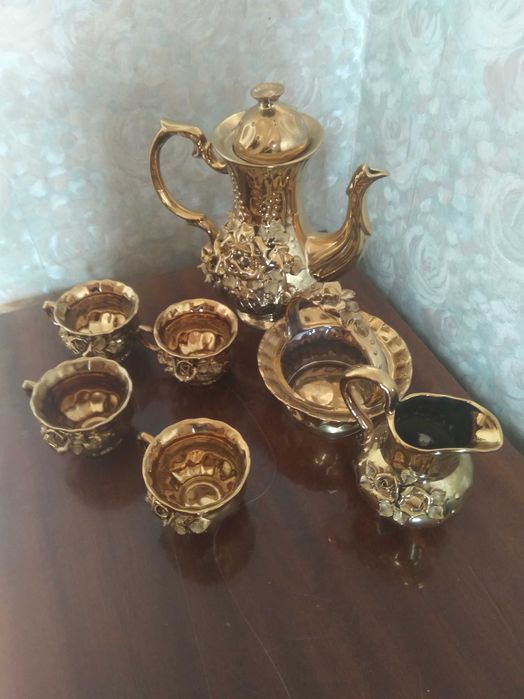 Кофейный сервиз золотой.