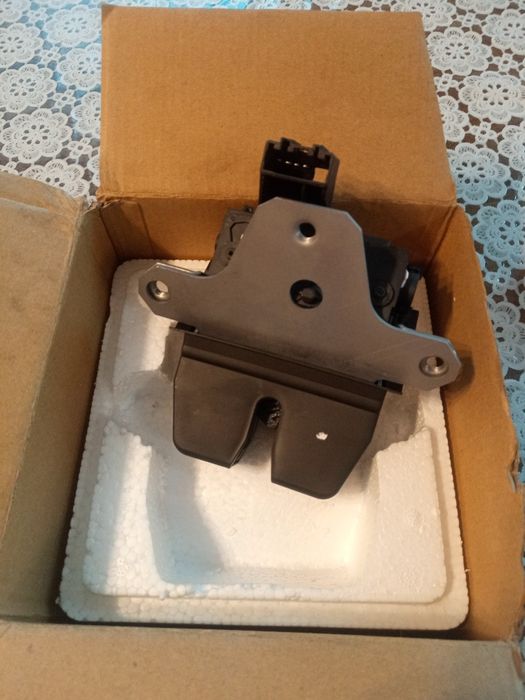 Продам  новий замок кришки багажника Вольво в50, Форд фокус2