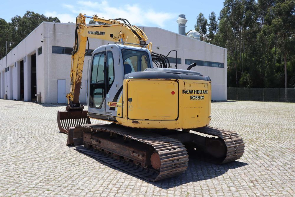 2010 New Holland E135BSR-2 Escavadora Giratória  de Rastos