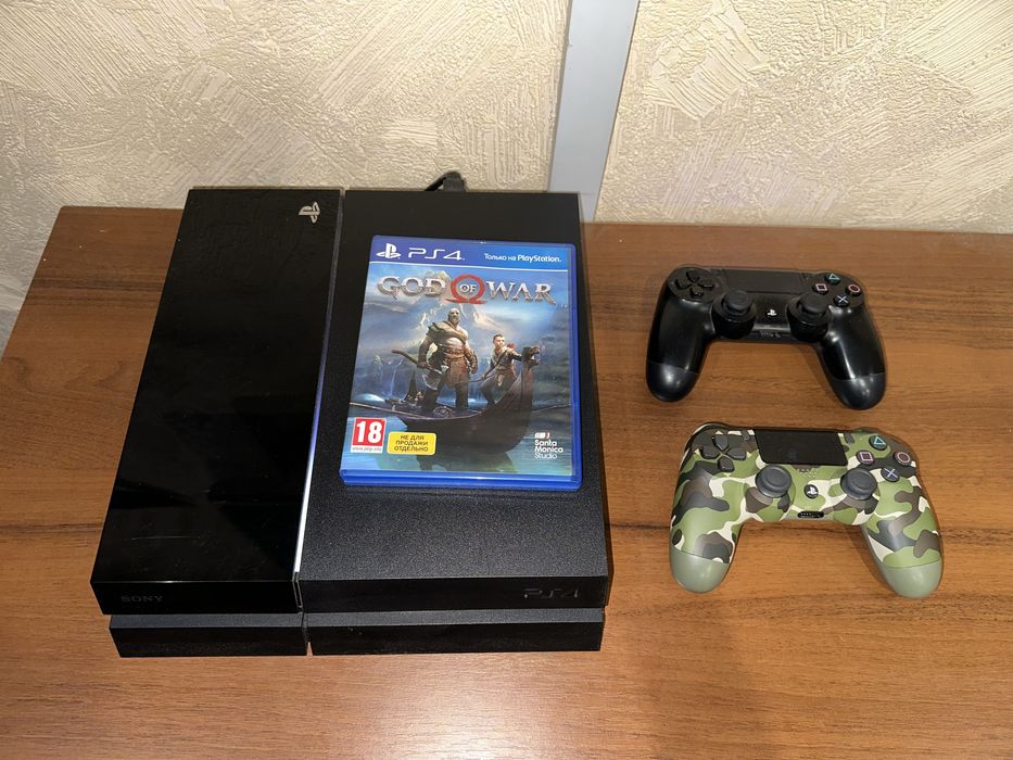 Продам PS4 Fat 500GB в відмінному стані + два джойстики в комплекті