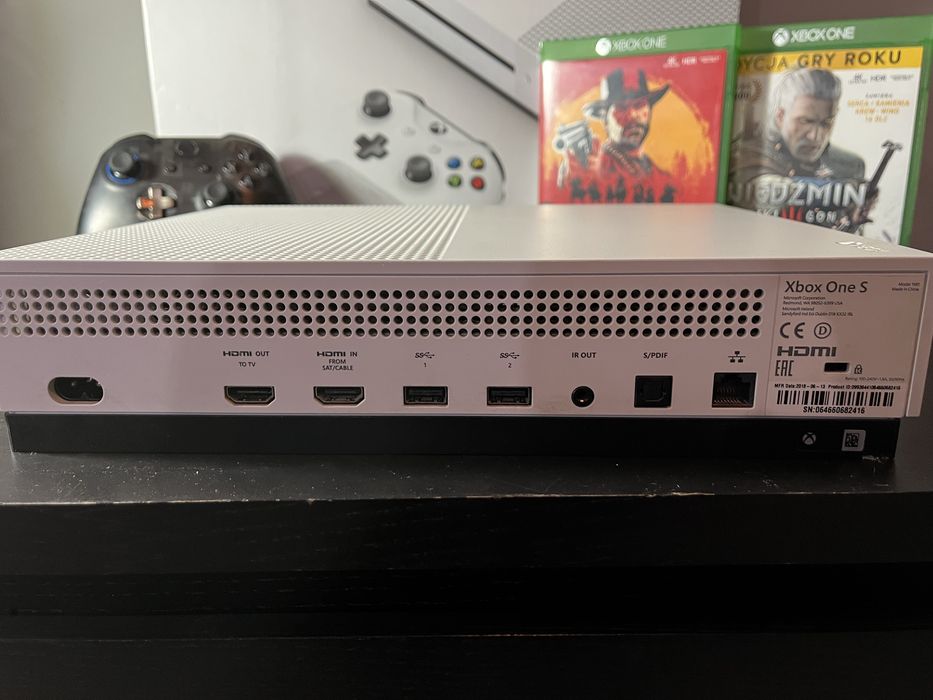 Xbox one s 1tb z grami oraz padem