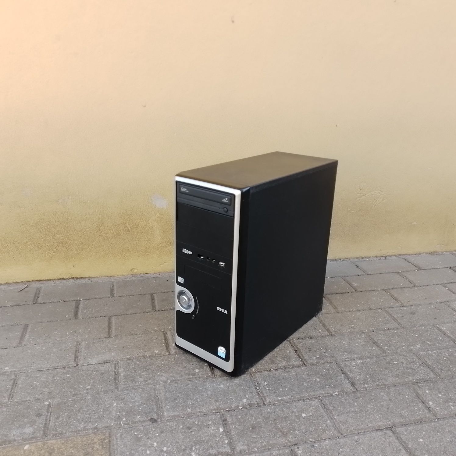 Torre para computador de secretária