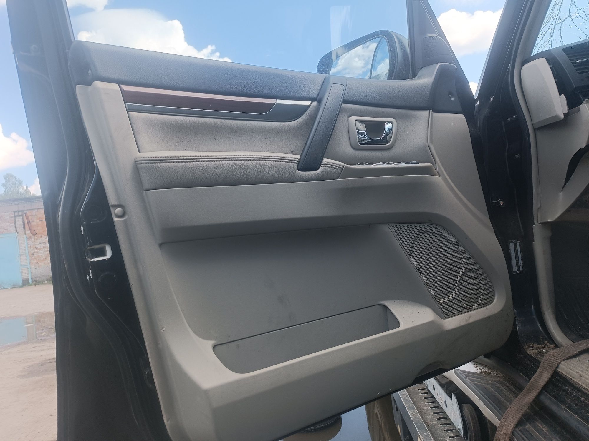 Mitsubishi Pajero IV 5d fotele skórzane skóry przód tył kanapa 3 rząd