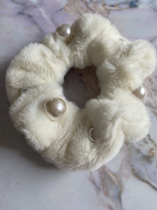 Kremowa gumka do włosów ze sztucznego futra z perełkami