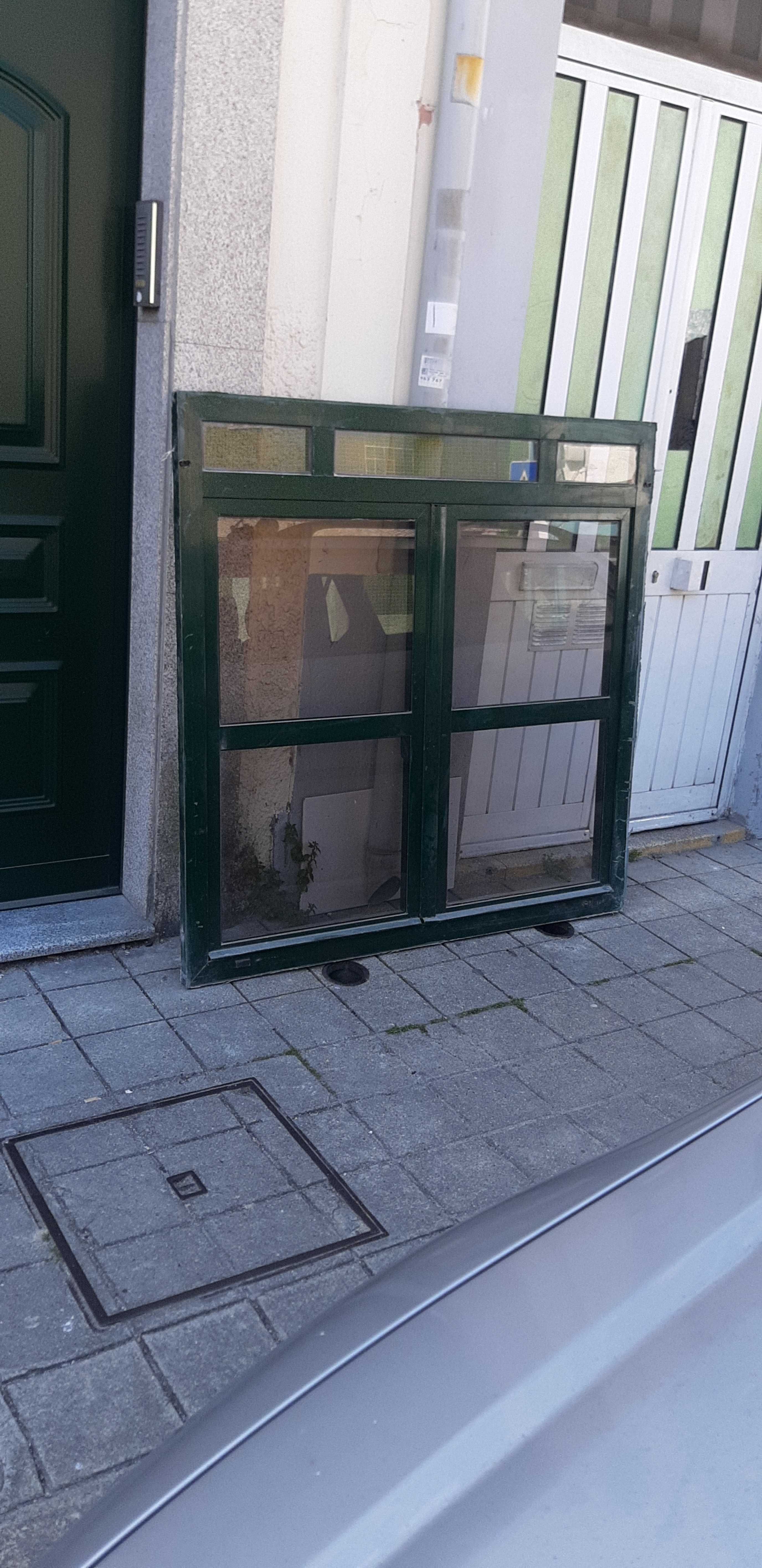 porta de  aluminio  verde sem vidros com fechadura