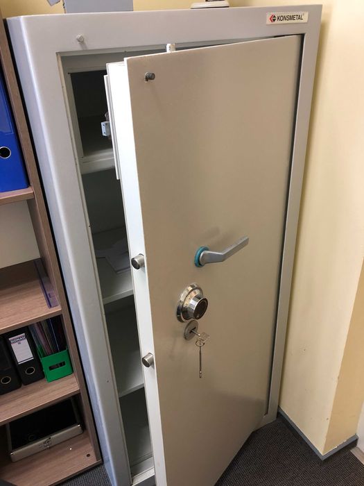 Sejf oraz szafa na dokumenty niejawne, broń i amunicję