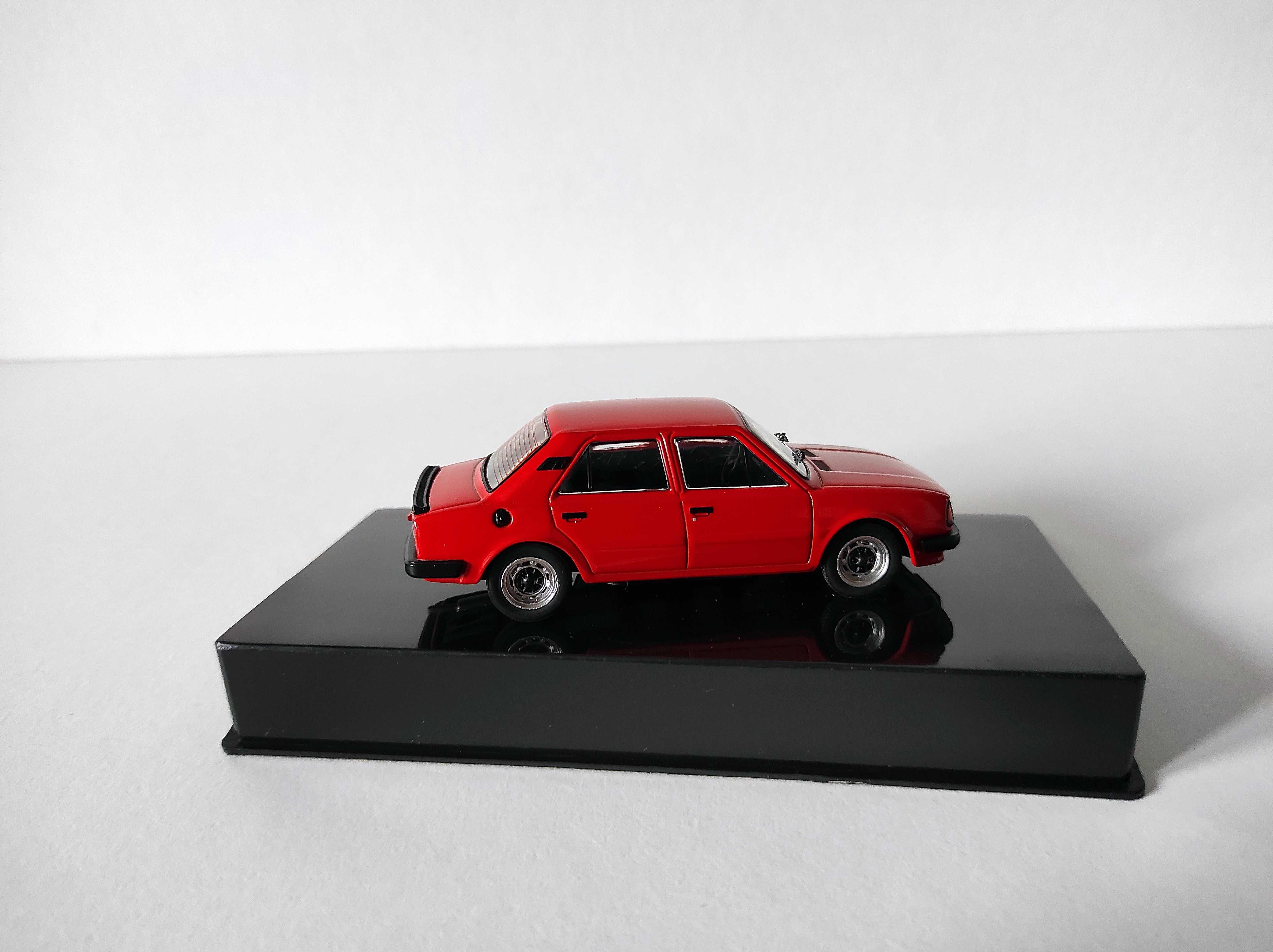 Skoda 120L 1983 Czerwony 1:43 IXO uszkodzona gablotka