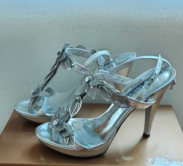 Продам нарядные босоножки