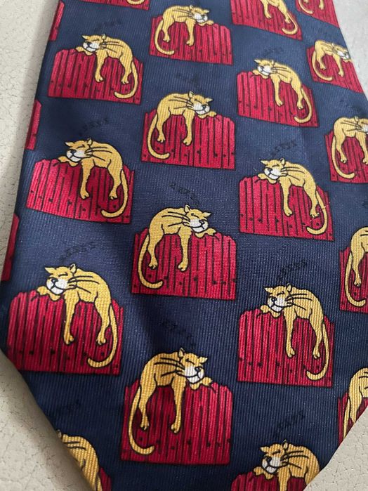 Krawat firmy Marks & Spencer z kotem-śpiącą panterą. Silk
