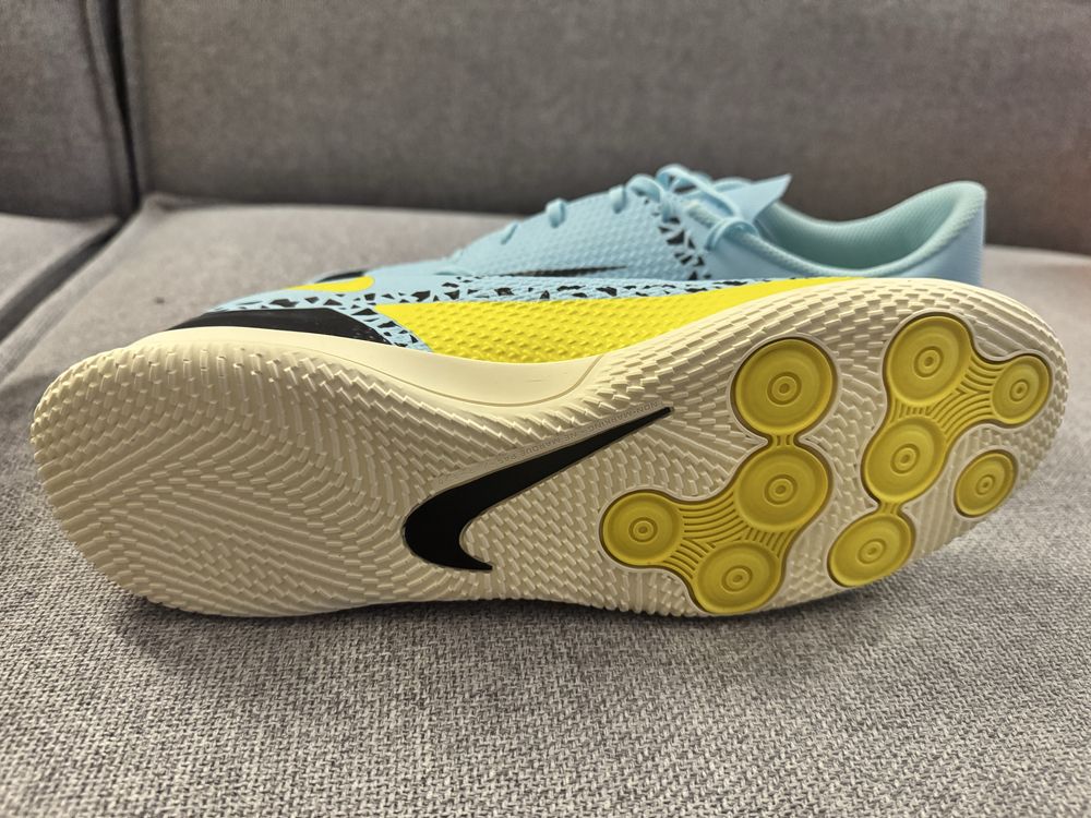 Halówki Nike PHANTOM GT2 CLUB IC Rozmiar 42,5