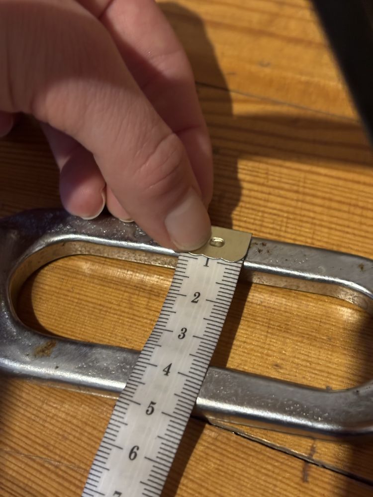 Metalowe strzemiona bezpieczne z gumką