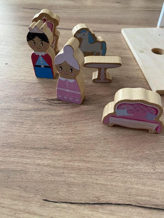 Zamek , domek drewniany z elementami