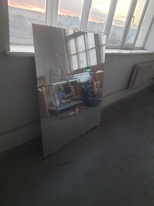 Зеркало большое.