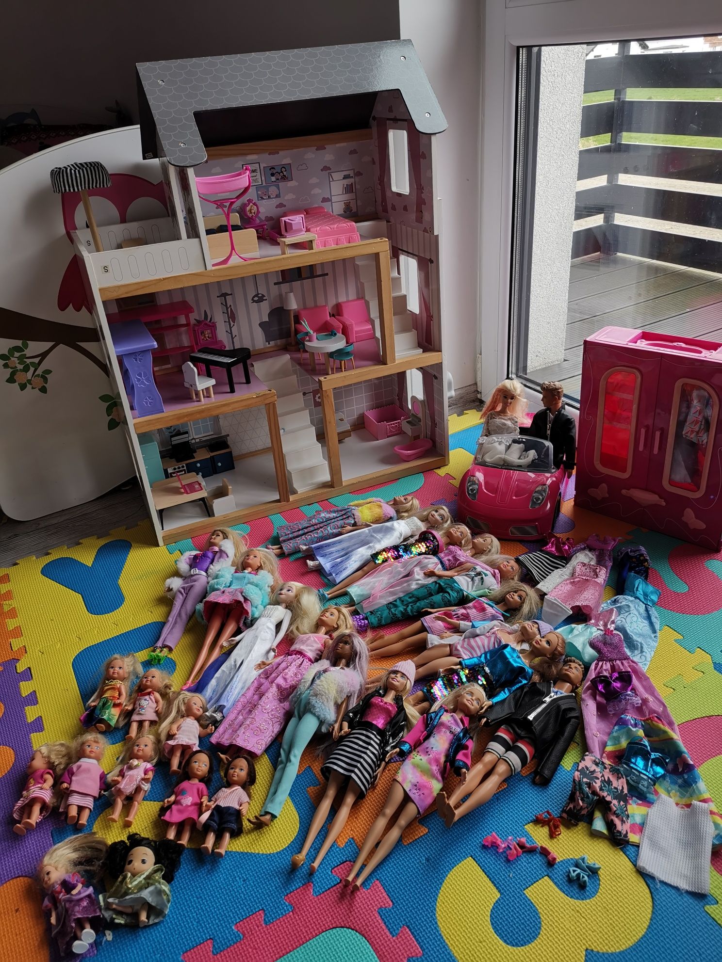 Drewniany domek dla lalek z mebelkami, 14 Barbie 2 Keny, Auto i Szafa