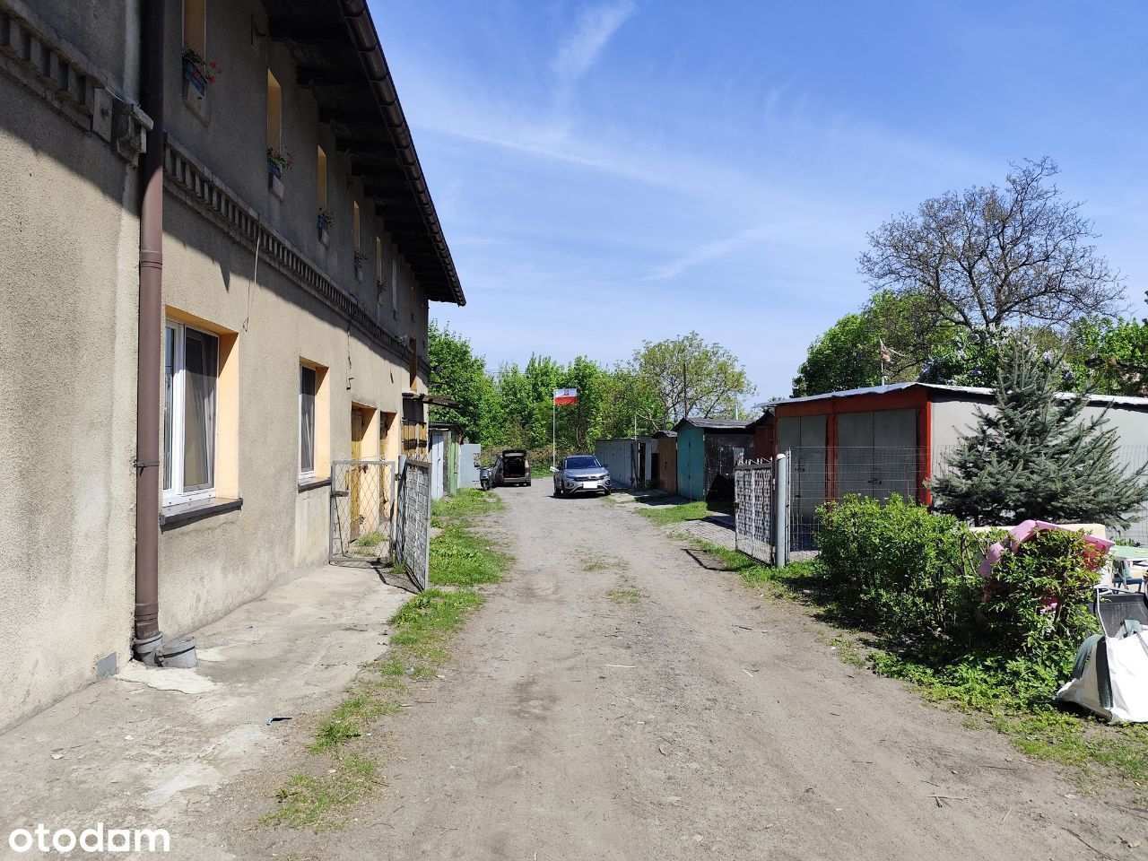 Budynek 200 m2, 25 garaży, działka 1074 m2 - BYTOM