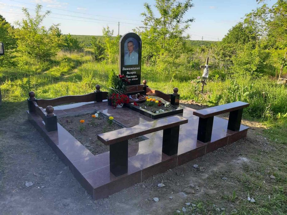 Пам'ятники та вироби з граніту