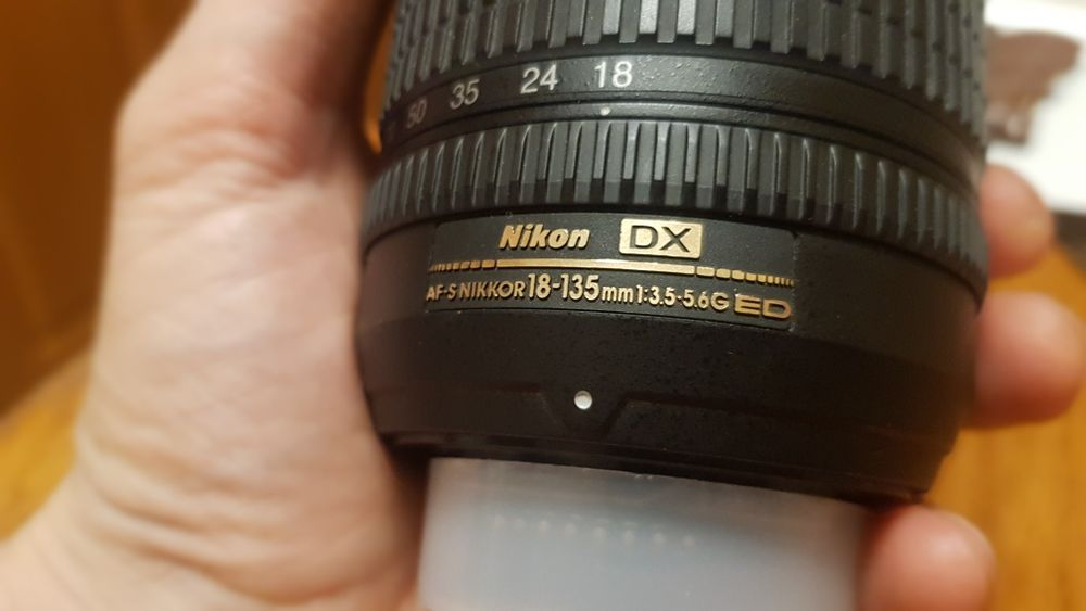 Об'єктив Nikon DX  18-135mm.