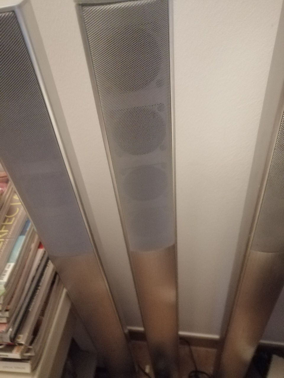 Colunas de som altas