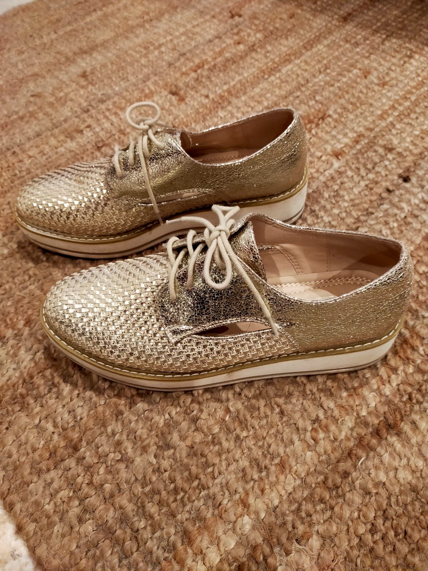 Vendo Sapatos em pele cor dourada