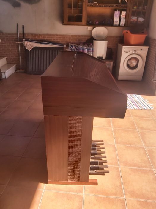 Órgão eléctrico usado mas em bom estado